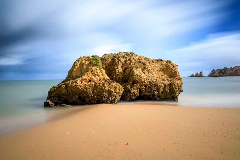 lagos-cliffs-3-standard-41ht3q.jpg