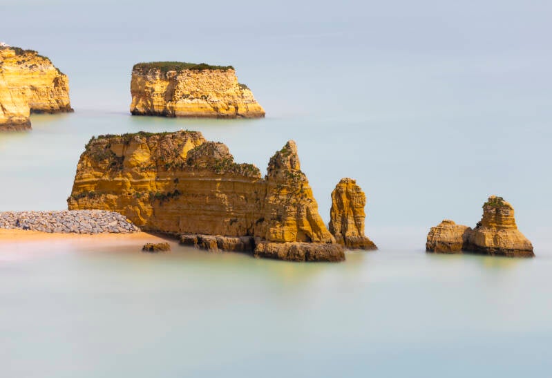 lagos-cliffs-9-standard-0h3xhv.jpg