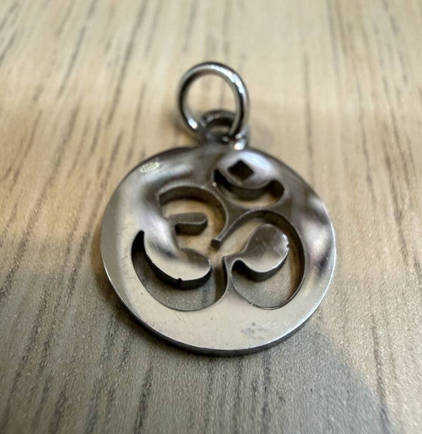 Pendentif argenté Om