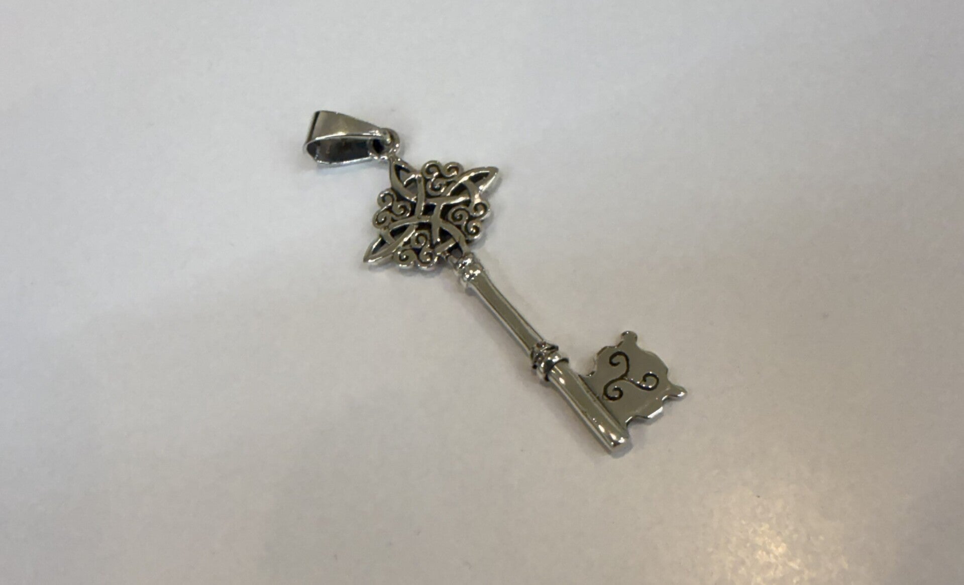 Pendentif Clé avec Noeud de Sorcière