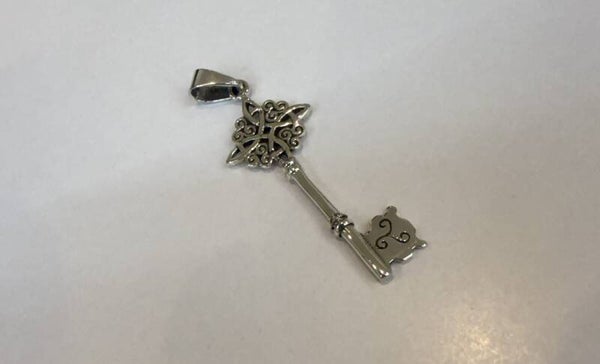 Pendentif Clé avec Noeud de Sorcière