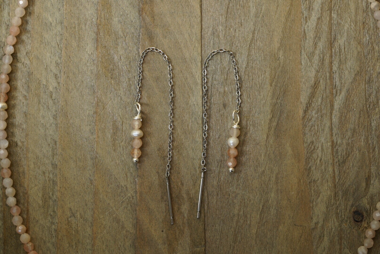 Doortrekoorbellen oranje maansteen & parel