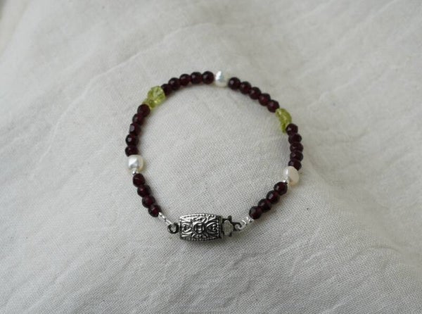 Armband granaat, peridot en zoetwater parel