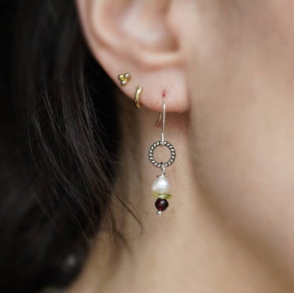 Oorbellen granaat, peridot en zoetwater parel