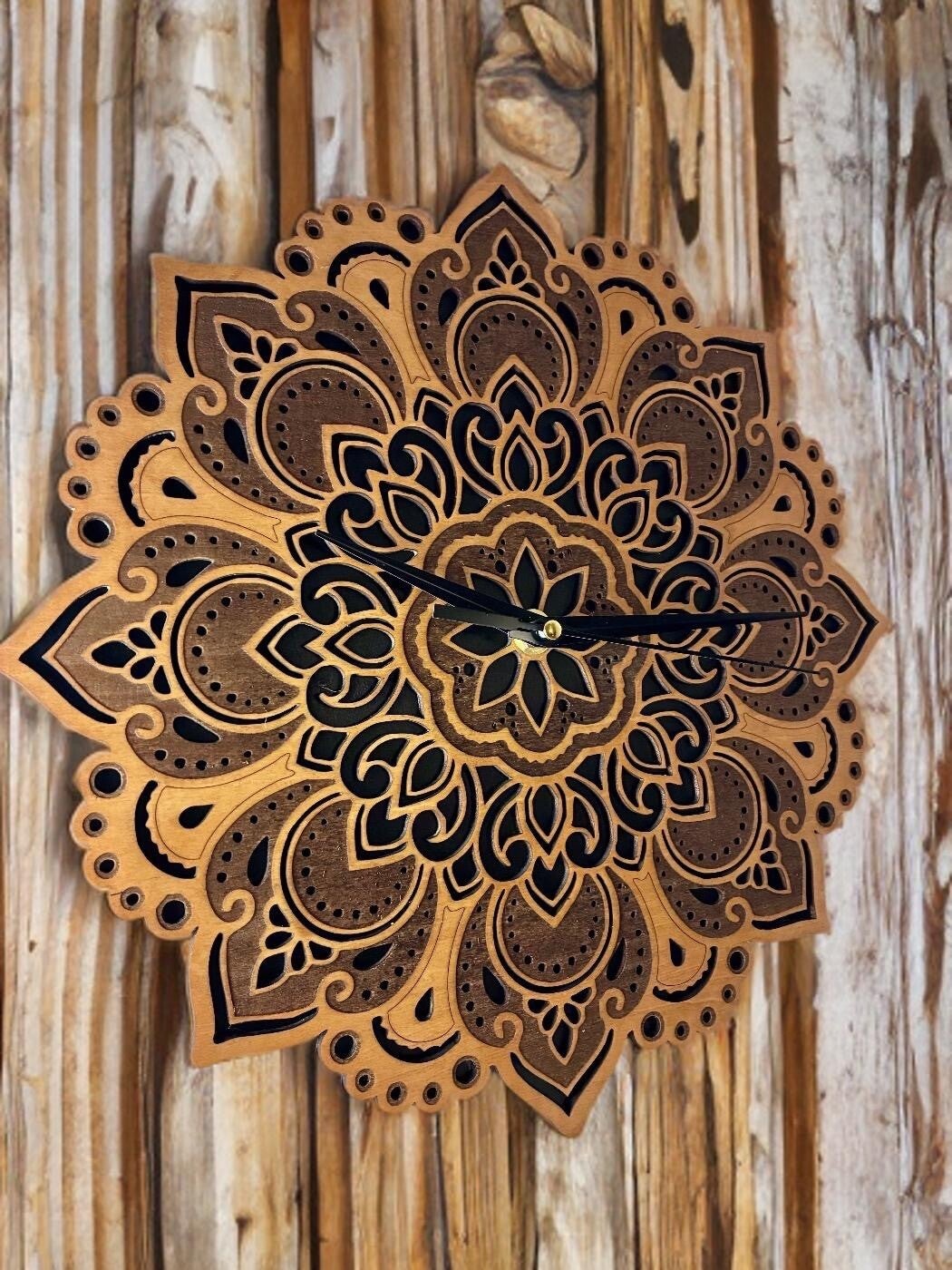 Horloge mandala Arabesques  bois de tilleul 30 cm – Artisanale et silencieuse