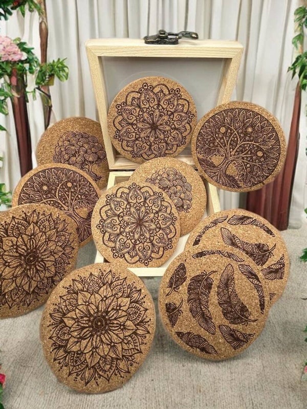 Boîte en bois vitrée avec sous-verres en liège gravés - Un coffret élégant et nature