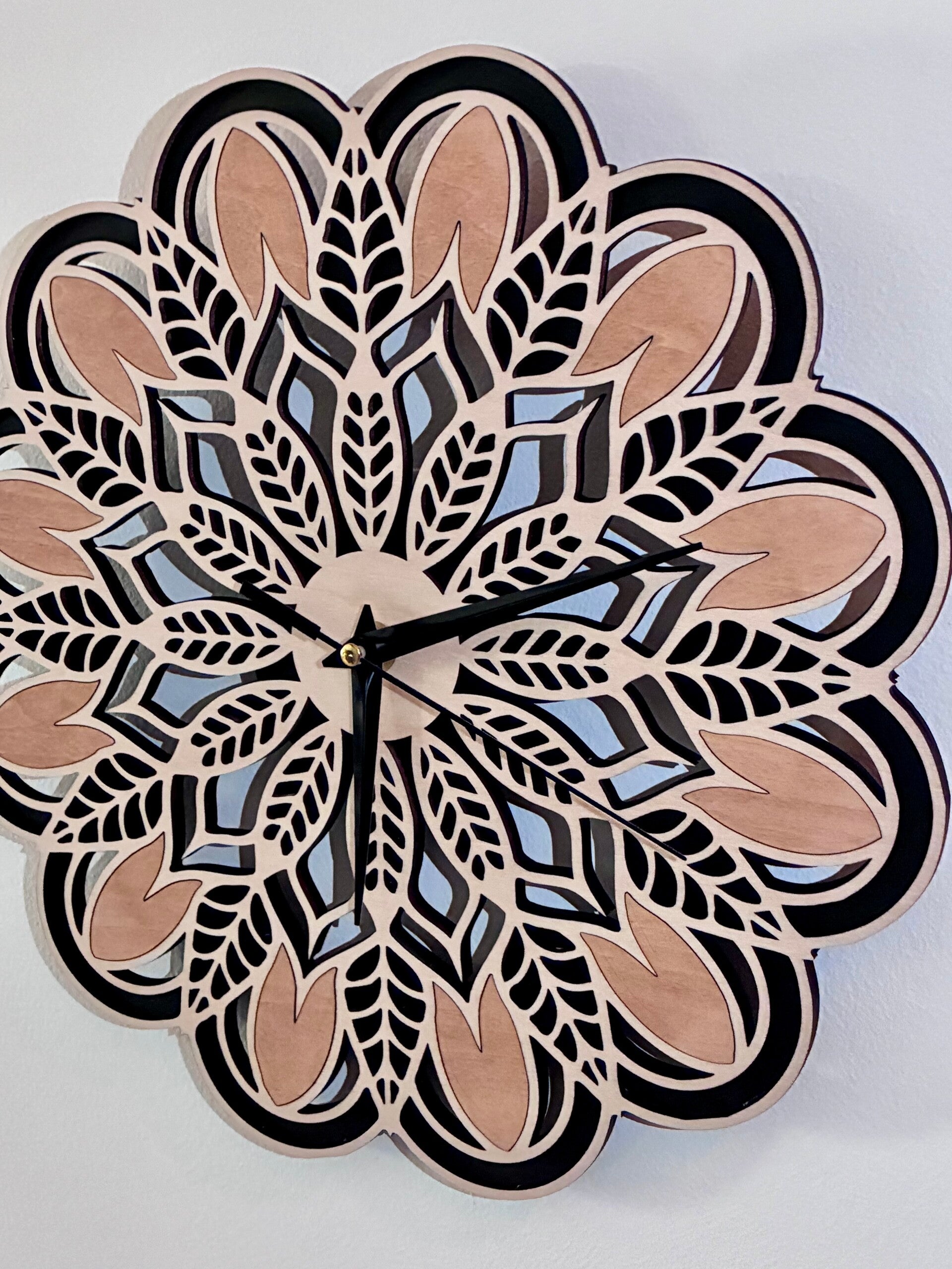 Horloge mandala feuilles bois de tilleul 30 cm – Artisanale et silencieuse