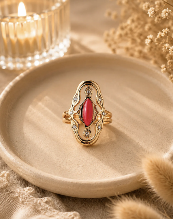 Bague dorée pierre rouge