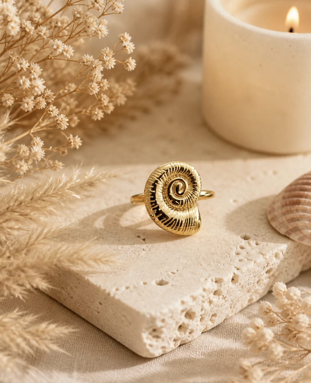 Bague dorée coquillage