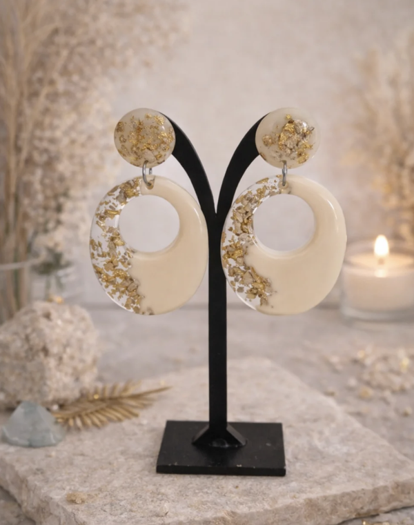 Boucles d’oreilles résine & éclats dorés crème