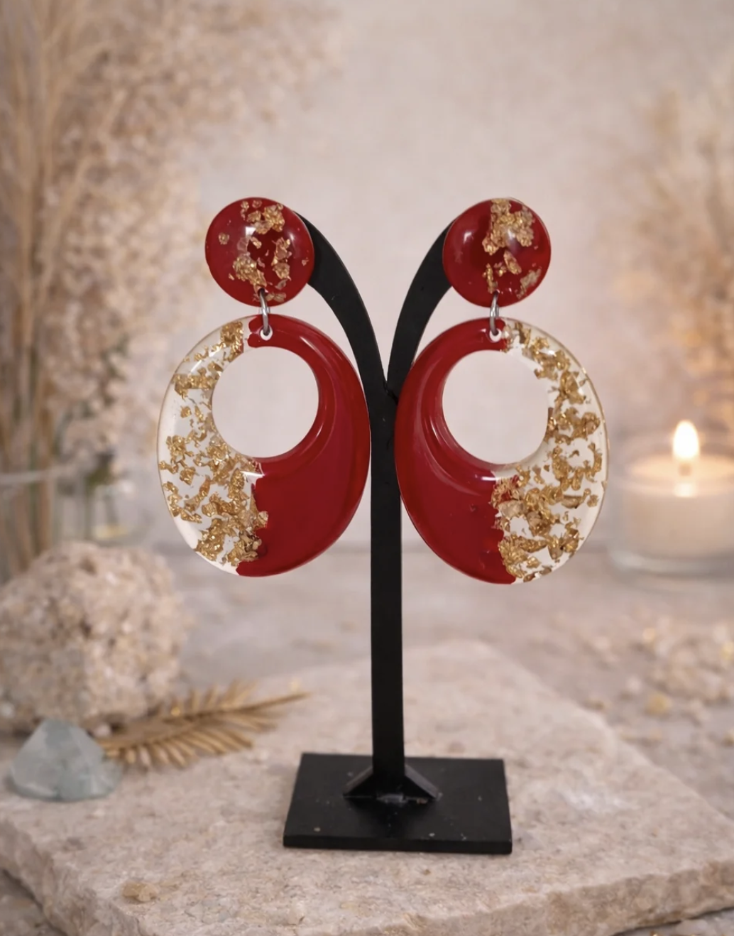 Boucles d’oreilles résine & éclats dorés rouge