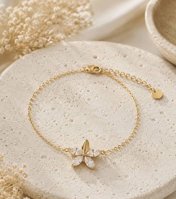Bracelet doré fleur blanche