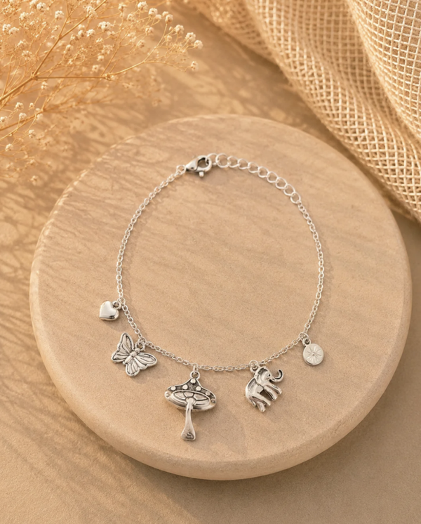 Bracelet argenté à breloques