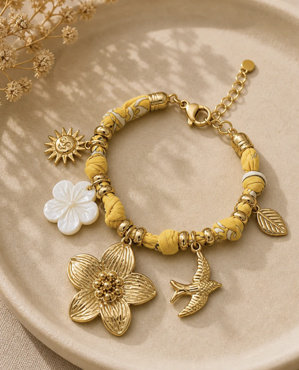 Bracelet jaune fleuri à breloques dorées