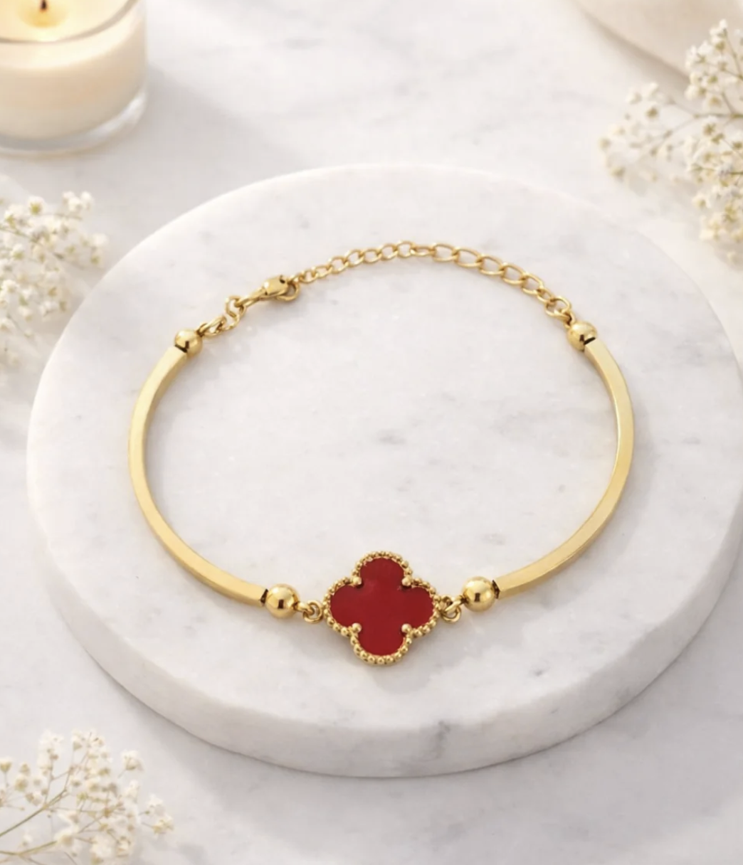 Bracelet doré trèfle rouge