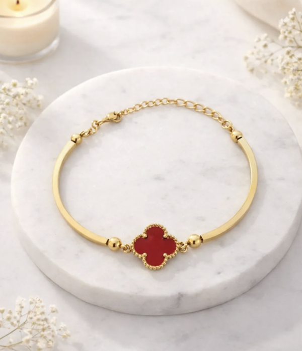 Bracelet doré trèfle rouge