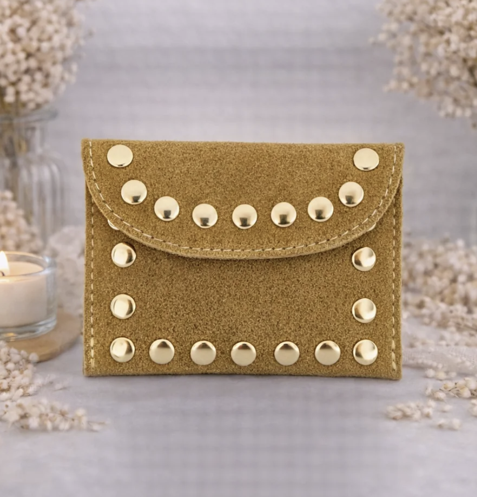 Pochette cloutée moutarde