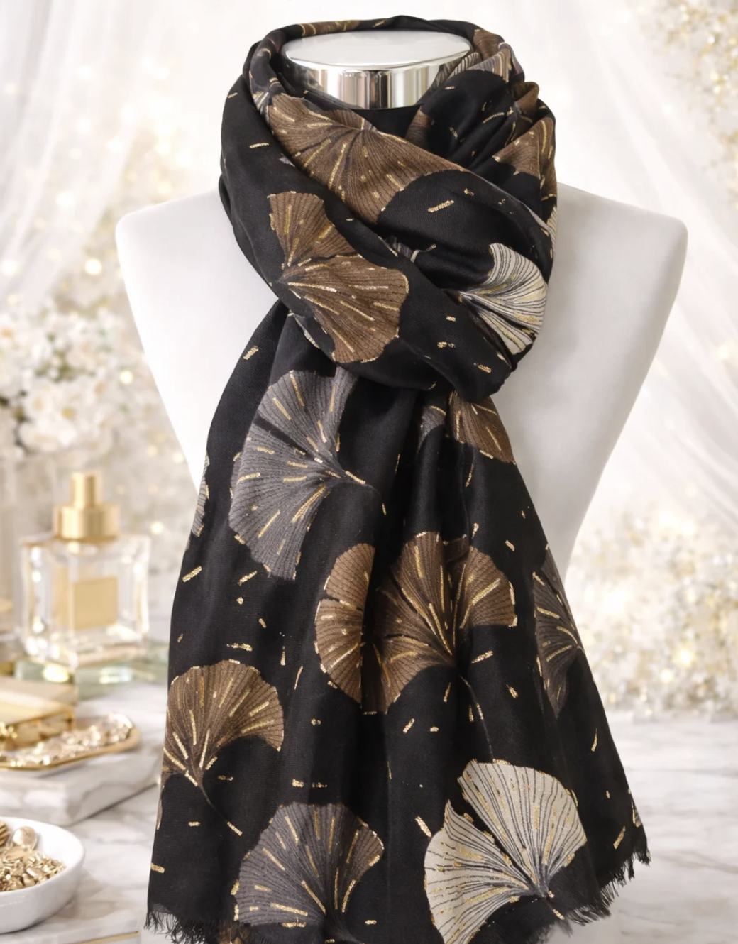 Foulard noir à motifs éventails & détails dorés