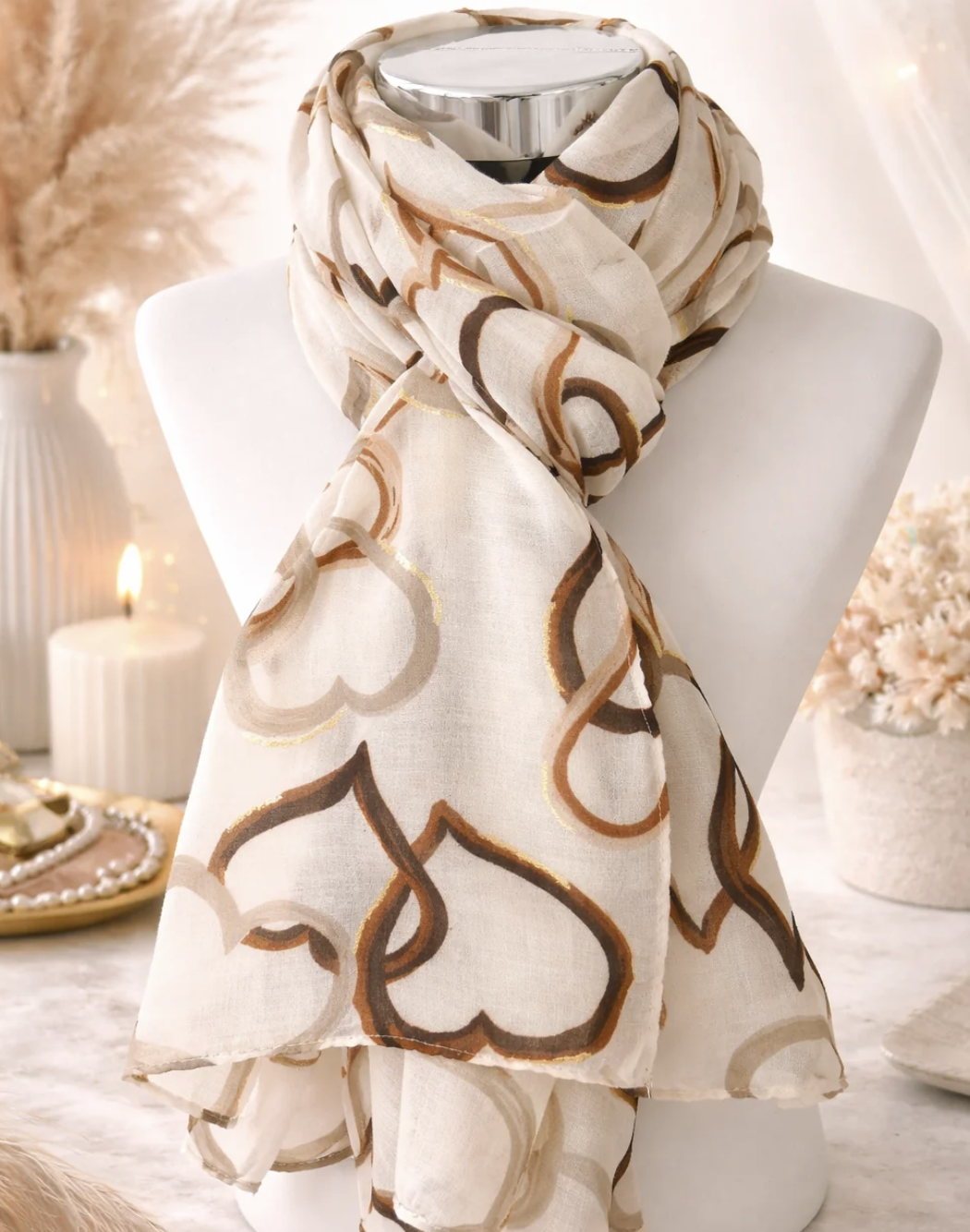 Foulard écru à grands motifs cœur camel
