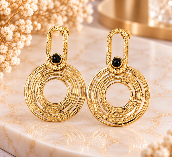 Boucles d’oreilles dorées cercles texturés et pierre noire