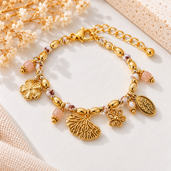 Bracelet bohème doré à breloques florales et perles roses