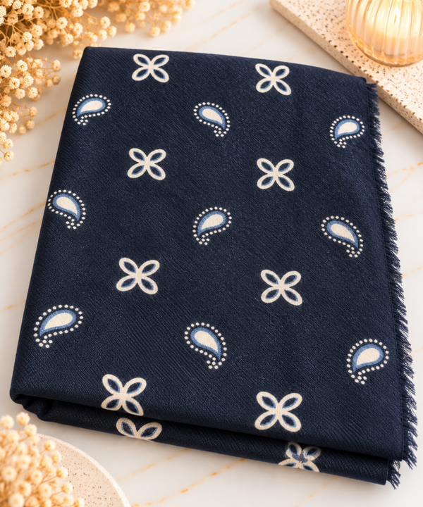 Foulard Bleu Marine à Motifs – Doux & Chaud