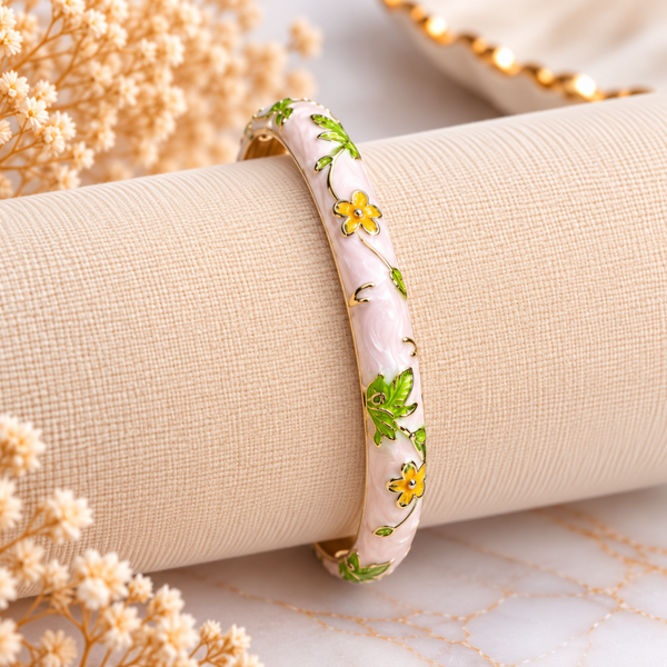 Bracelet jonc rose poudré fleuri – Détails dorés