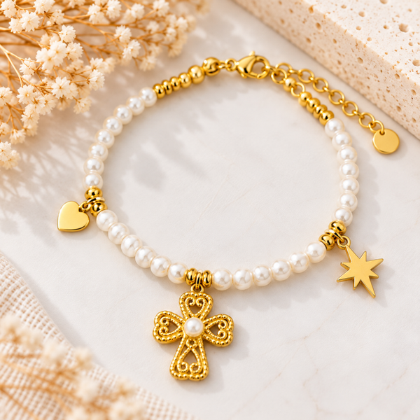 Bracelet perles blanches à breloques dorées croix, cœur et étoile