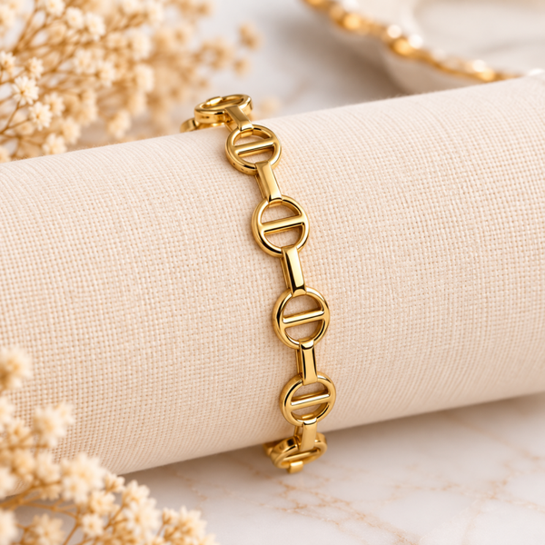 Bracelet doré à maillons ronds – Élégance graphique