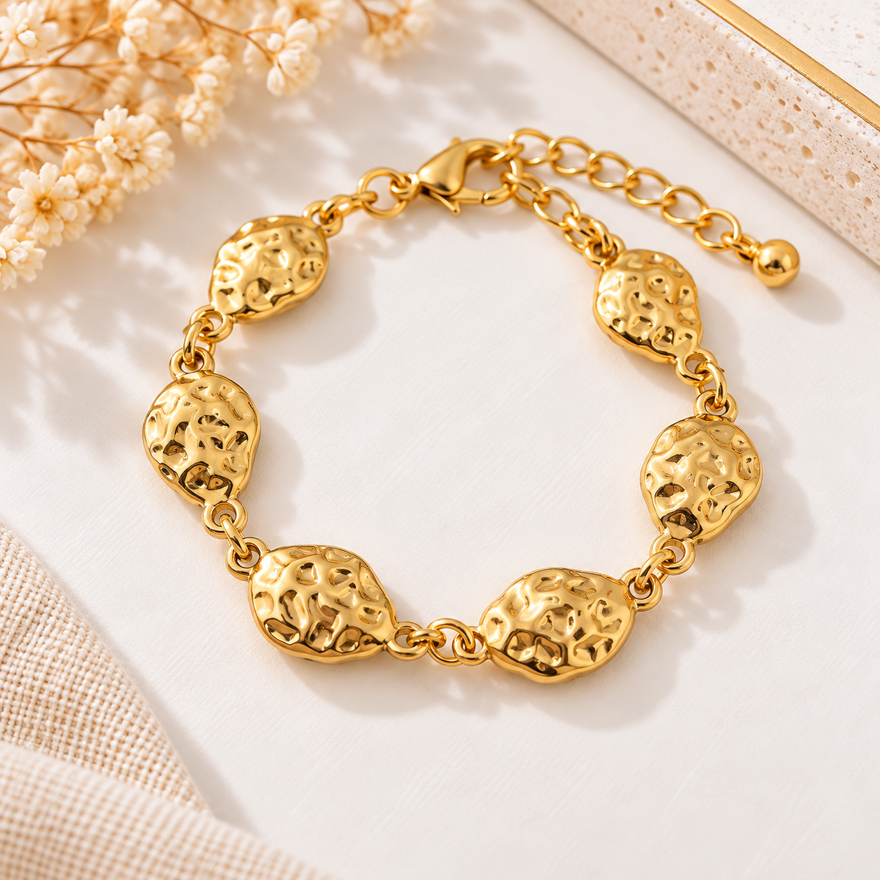 Bracelet doré à médaillons martelés