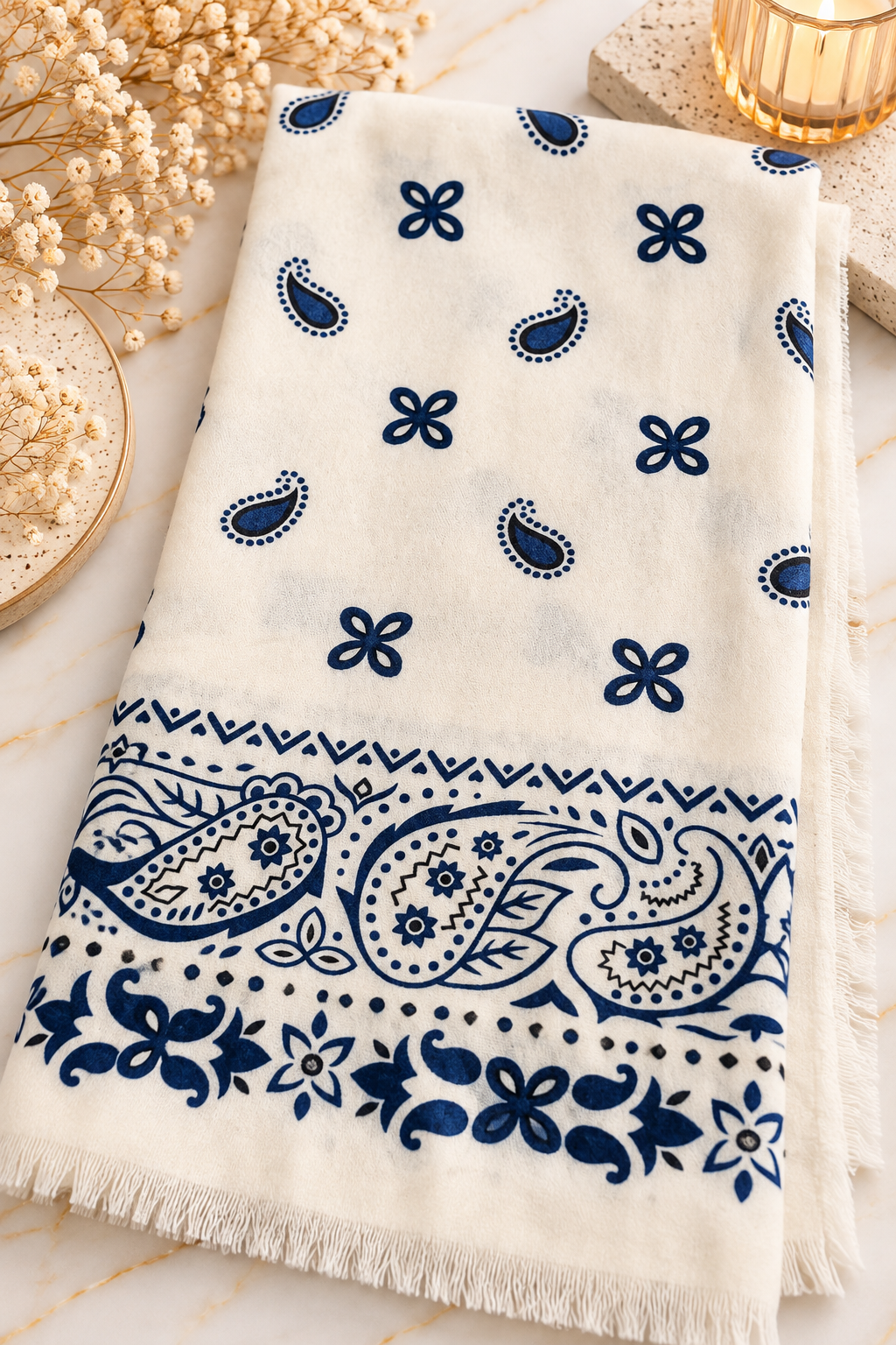 Foulard Écru & Bleu Marine – Chaud et Doux