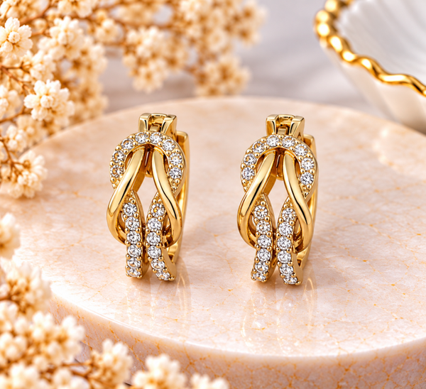 Créoles dorées entrelacées ornées de strass