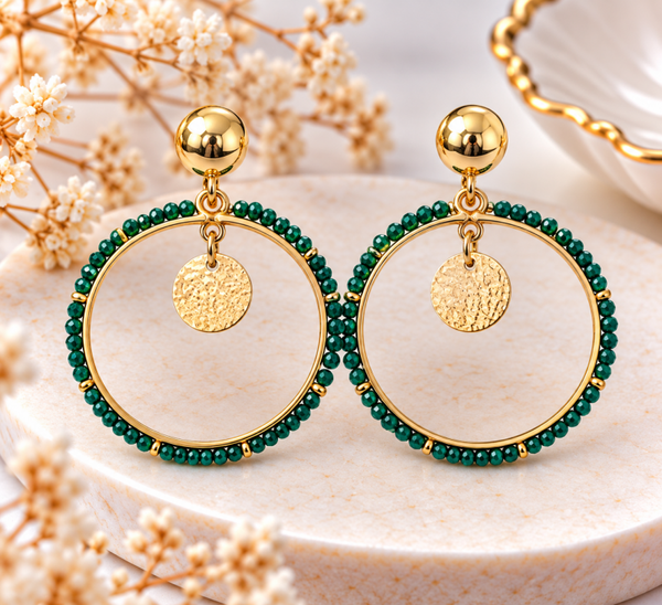 Boucles d’oreilles pendantes créoles dorées et perles vert émeraude