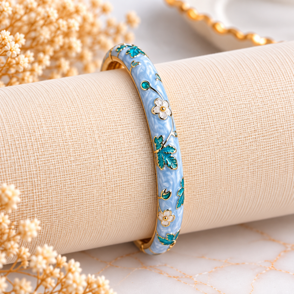 Bracelet jonc bleu ciel fleuri – Détails dorés