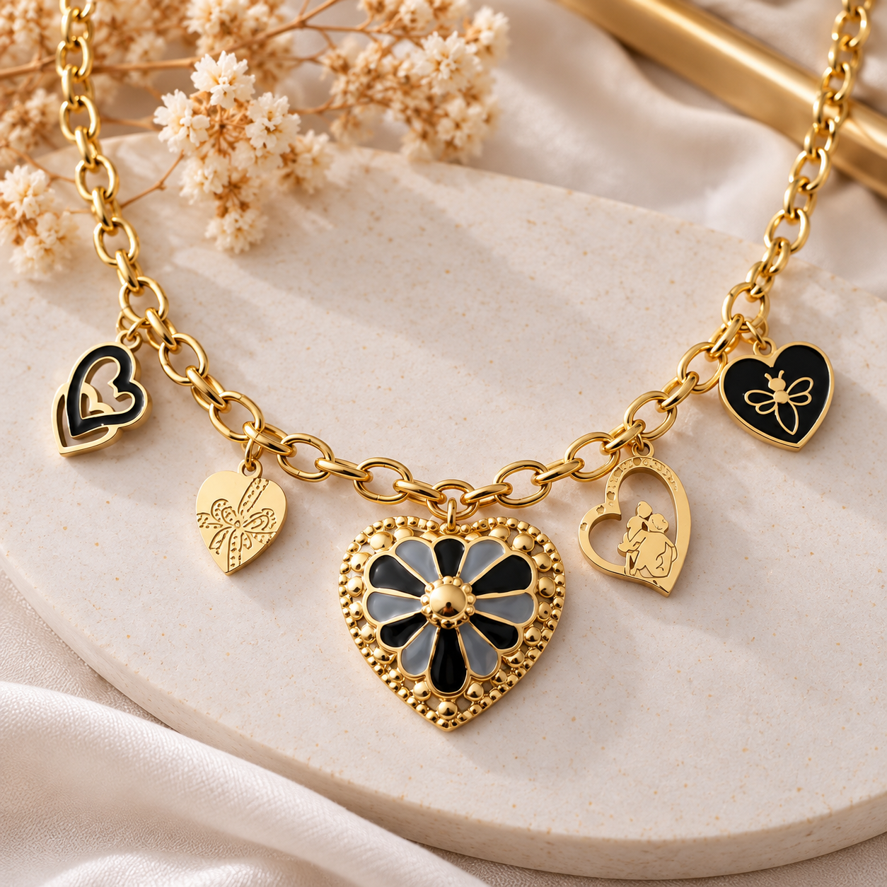 Collier doré Cœur Fleuri Noir à breloques