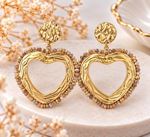 Boucles d’oreilles pendantes cœurs dorés et perles beige champagne