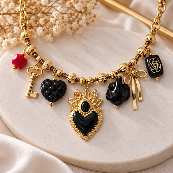Collier doré Cœur Sacré Noir à breloques
