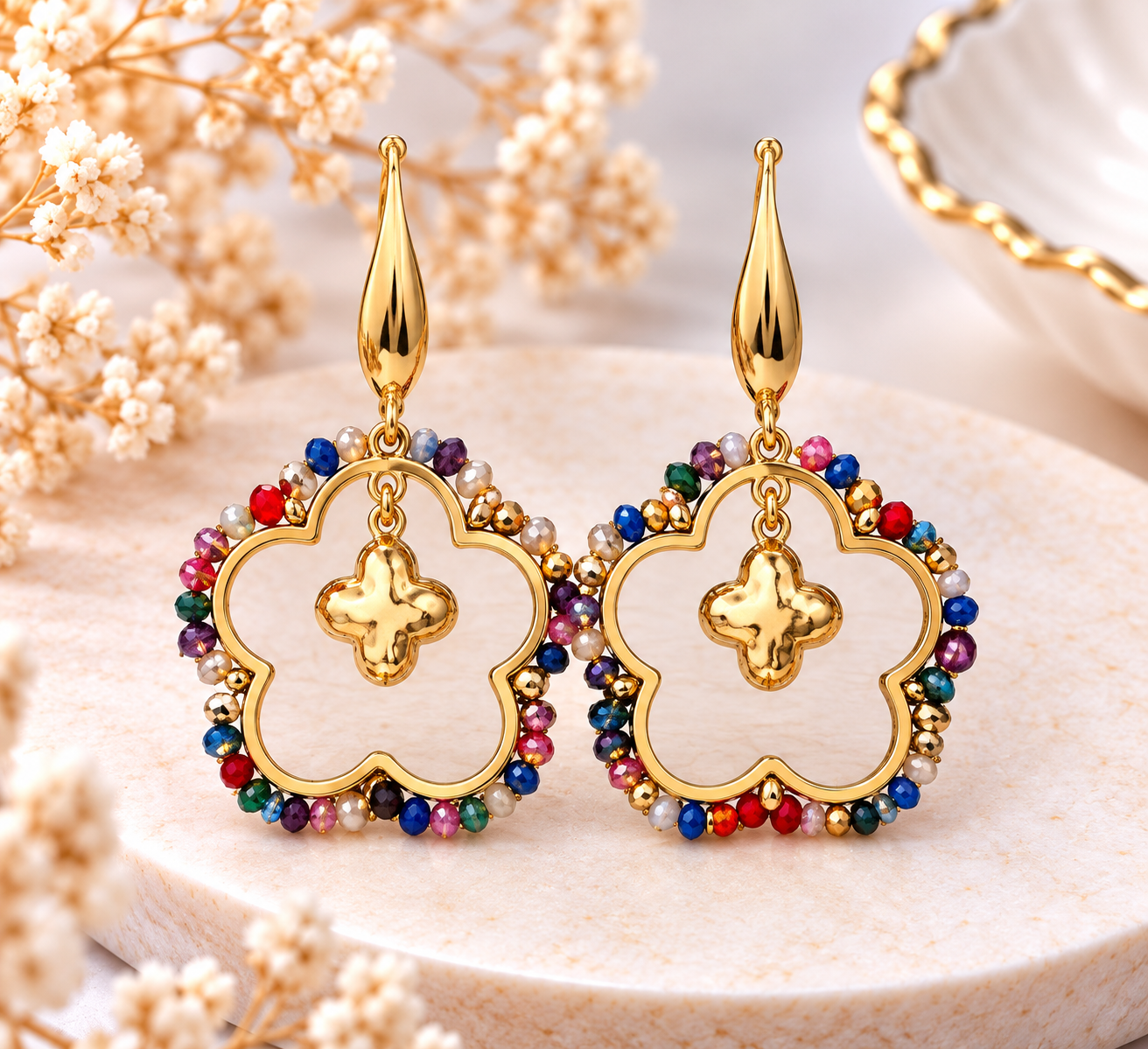 Boucles d’oreilles fleurs dorées et perles multicolores