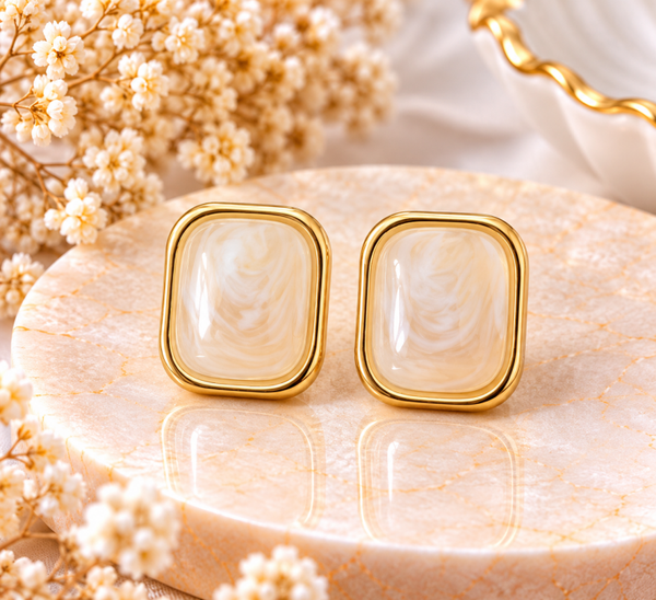 Boucles d’oreilles carrées dorées – Effet nacré ivoire