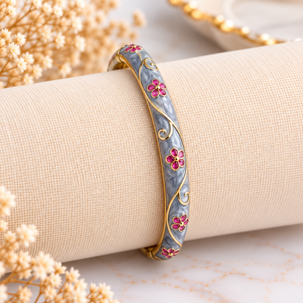 Bracelet jonc gris fleuri rose – Détails dorés