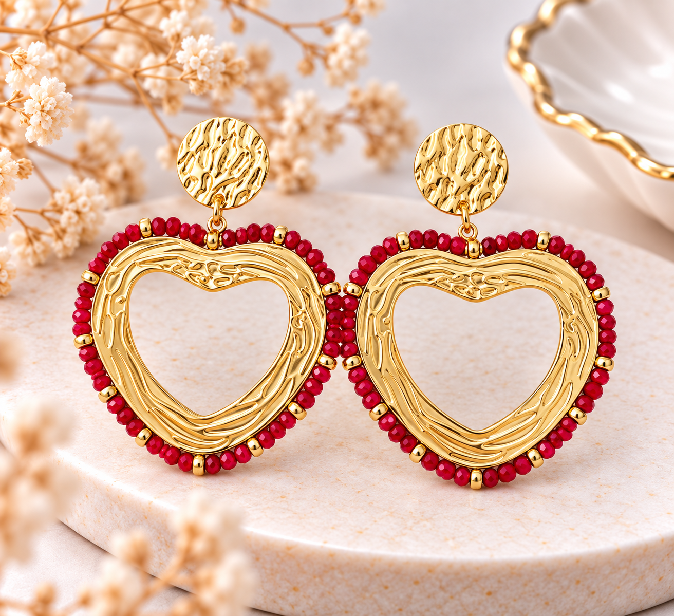 Boucles d’oreilles pendantes cœurs dorés et perles rouges