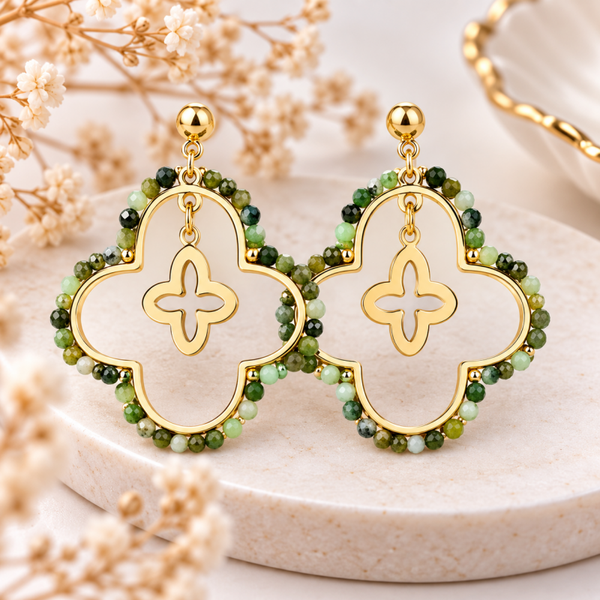 Boucles d’oreilles pendantes trèfles dorés et perles vertes