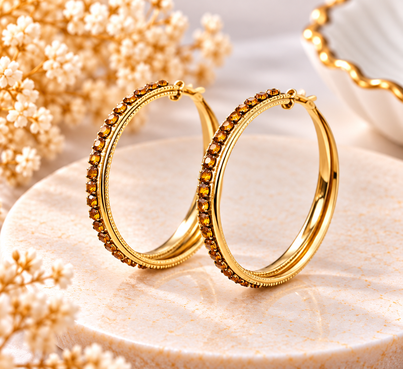 Grandes créoles dorées ornées de strass ambrés