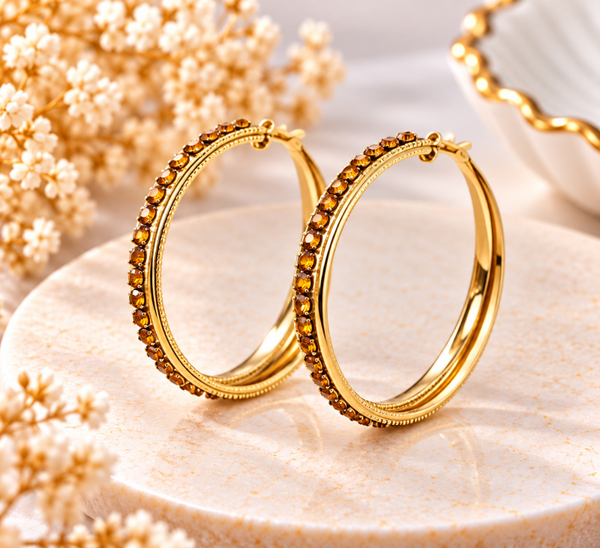 Grandes créoles dorées ornées de strass ambrés