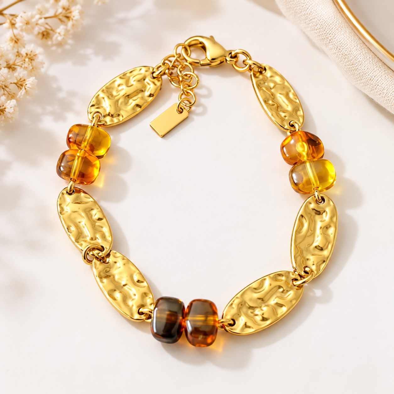 Bracelet doré martelé aux perles ambrées