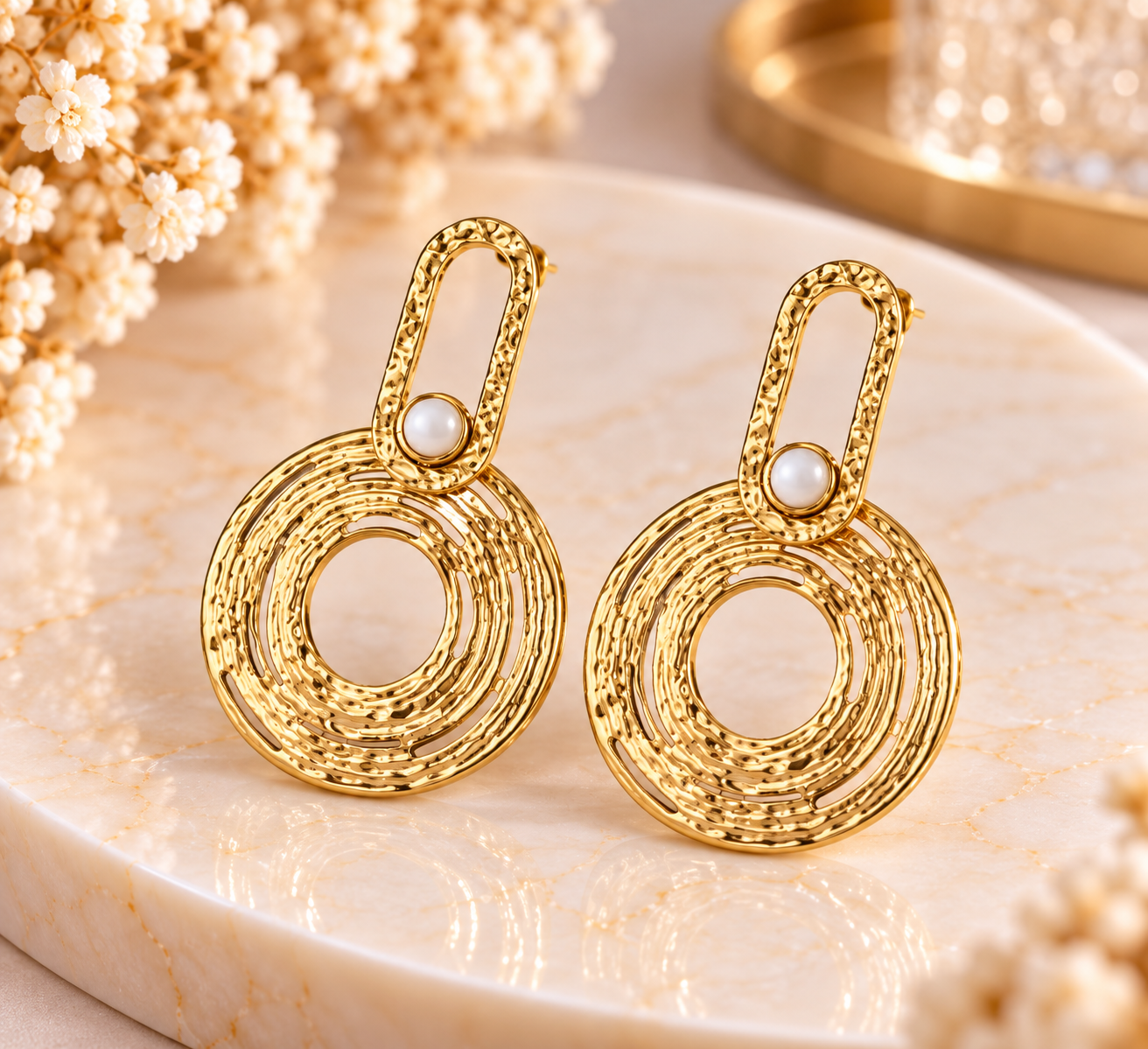 Boucles d’oreilles dorées cercles texturés et perle
