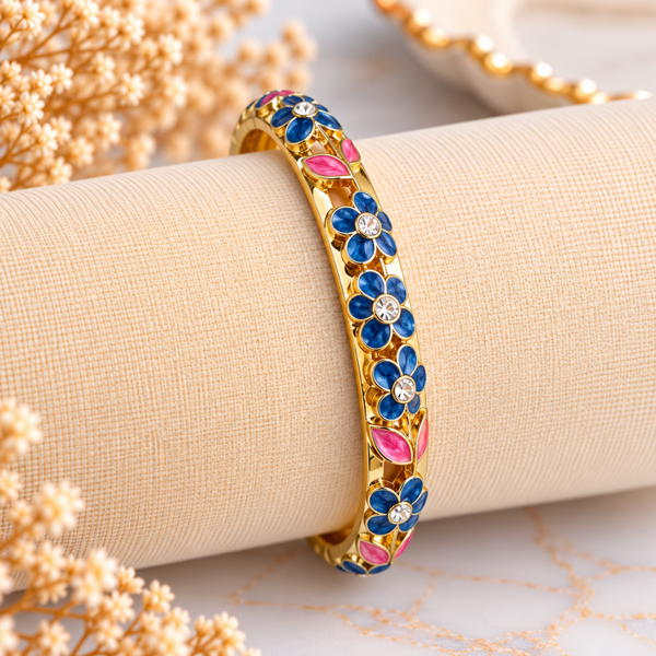 Bracelet jonc doré fleurs bleues & roses – Détails brillants