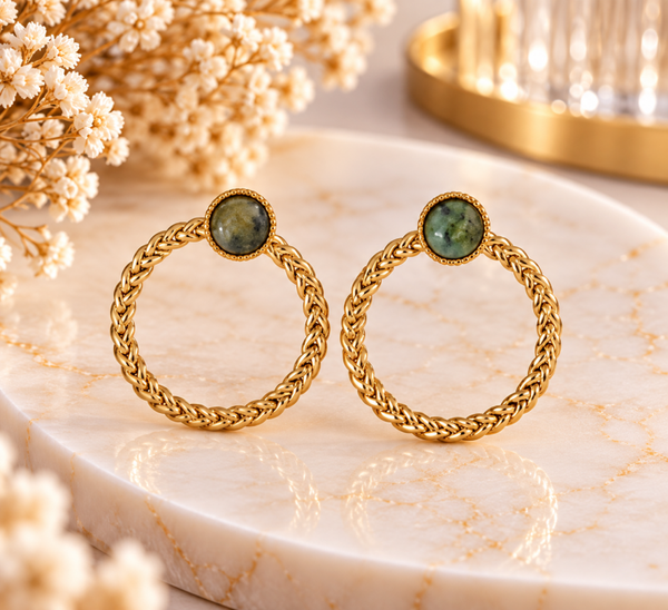 Boucles d’oreilles dorées torsadées avec pierre verte