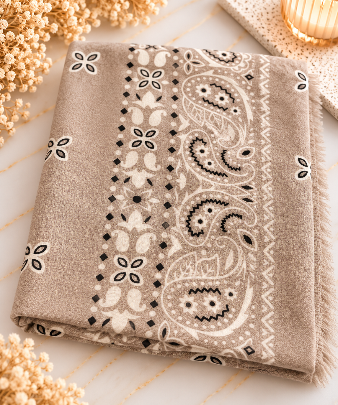 Foulard Taupe – Motifs Paisley Écru & Noir, Chaud et Doux