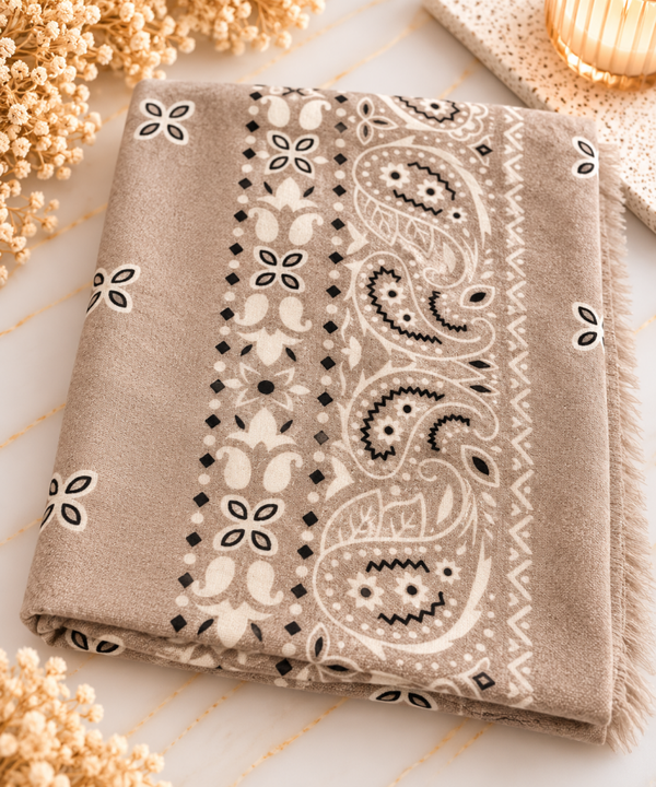 Foulard Taupe – Motifs Paisley Écru & Noir, Chaud et Doux